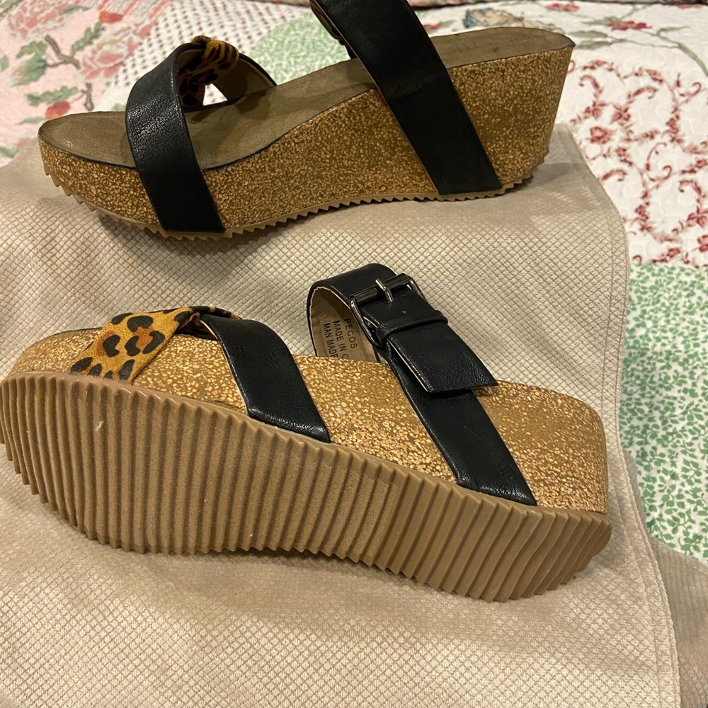 Sandles - Picture 2 of 3